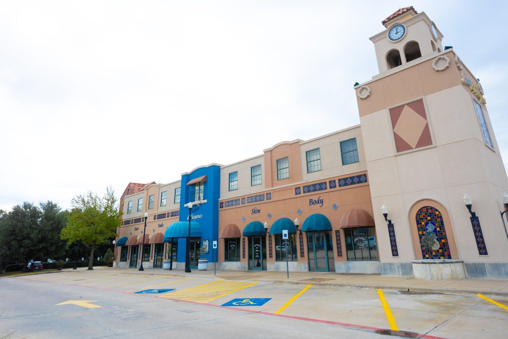 The ultimate guide to salon suite rental for beauty business startup, salon lease options, and professional beauty space. Salon d' Elegance is the best salon suite provider in Richardson, Texas offering great and affordable studios to many beauty professionals. Salon suite rentals near me, salon suites near me